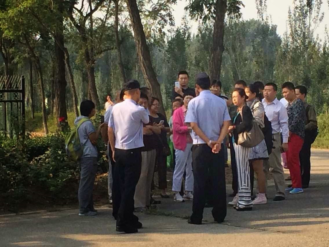 Police in Beijing confronting supporters of lawyer Cheng Hai (程海), who was given a hearing to challenge the one-year suspension of his license. (Image: RDN) 